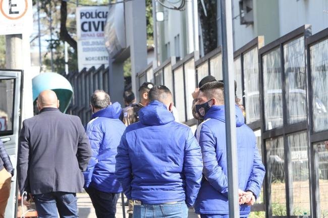 A delegao do Boca Juniors foi liberada da Central de Flagrantes 4  (CEFLAN 4) da Polcia Civil, no bairro Alpio de Melo, regio Noroeste de Belo Horizonte, por volta das 12h desta quarta-feira. Jogadores e membros da comisso tcnica da equipe argentina ficaram na delegacia por cerca de 12 horas para esclarecimentos sobre a confuso no Mineiro aps a eliminao diante do Atltico, nos pnaltis, pelas oitavas de final da Copa Libertadores da Amrica.