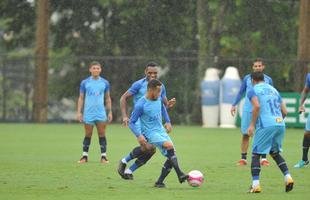 Sob chuva, Cruzeiro treinou na tarde desta sexta-feira na Toca II (Alexandre Guzanshe/EM D.A Press)