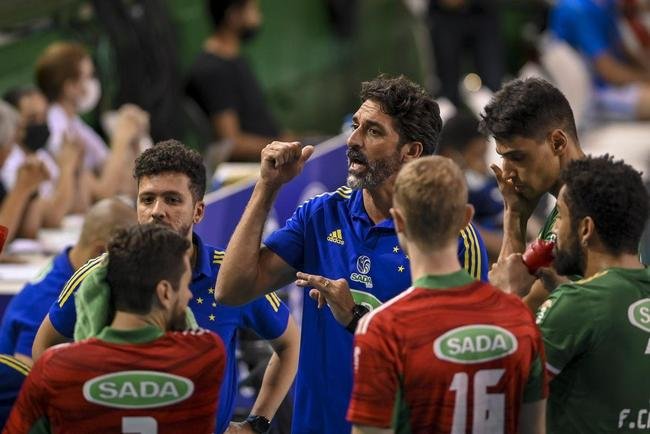Cruzeiro se garantiu na decis�o do Sul-Americano de V�lei ao bater os argentinos do Policial Voley por 3 sets a 0, neste s�bado (5), no Gin�sio do Riacho, em Contagem. As parciais foram de 25/20, 29/27 e 25/16