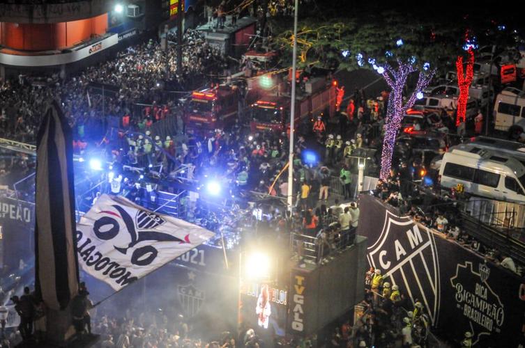 Chegada do time do Atlético à Praça Sete, no Centro de BH, onde fez carnaval com a torcida ao som do cantor baiano Bell Marques