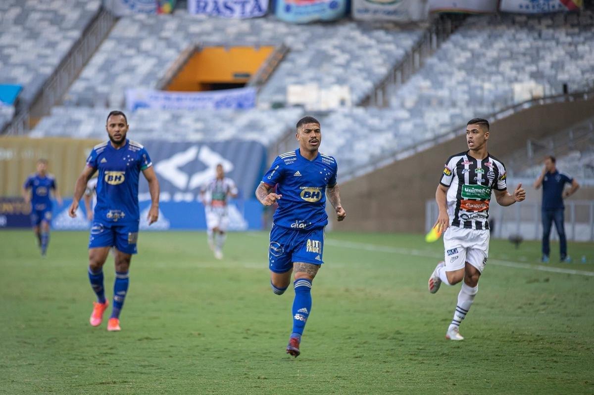 Cruzeiro estreou novo uniforme do centenrio na vitria por 1 a 0 sobre o Athletic, no Mineiro, pelo Mineiro. Verso  completamente azul, fugindo  tradio do clube de ter o calo e os meies brancos.