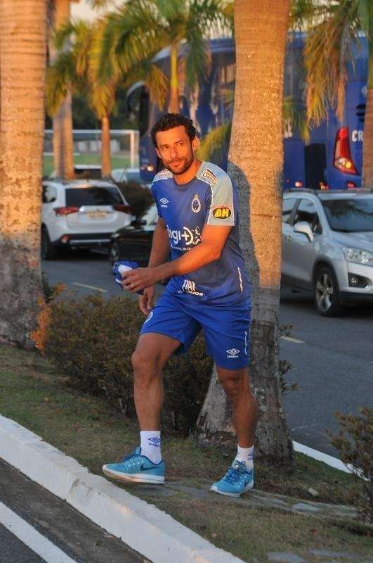 Cruzeiro iniciou sua intertemporada nesta segunda-feira na Toca da Raposa II. Tcnico Mano Menezes contou com elenco completo. Grupo agora comea preparao para decises com Atltico na Copa do Brasil, River Plate na Copa Libertadores e 29 rodadas restantes do Campeonato Brasileiro