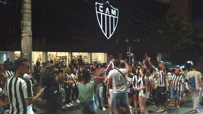 Festa da torcida do Atltico pela conquista do tricampeonato mineiro. Torcedores foram  sede do clube, em Lourdes, na regio Centro-Sul de BH, para celebrar a vitria sobre o Cruzeiro na final nica