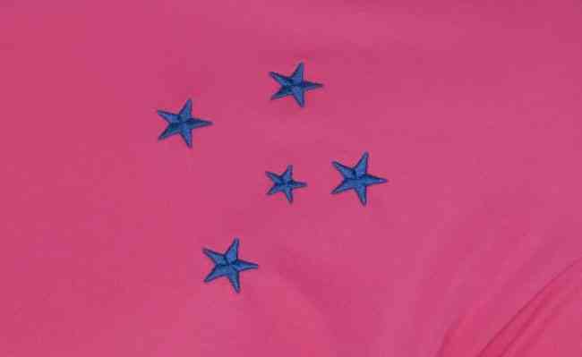 Veja detalhes da nova camisa rosa do Cruzeiro