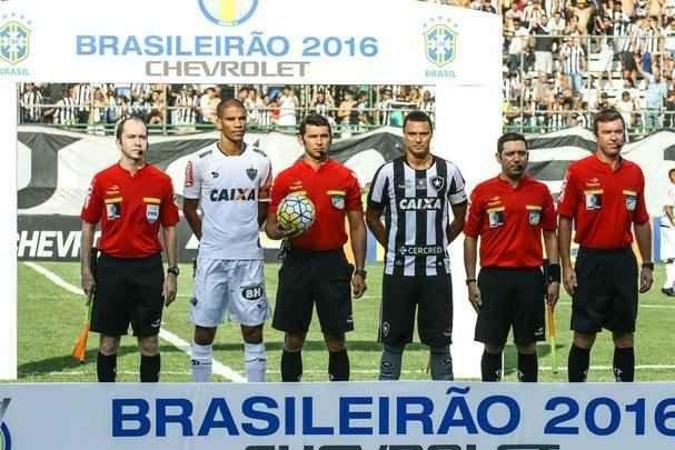 Atltico  derrotado pelo Botafogo, pela 31 rodada do Brasileiro, e fica mais distante do ttulo