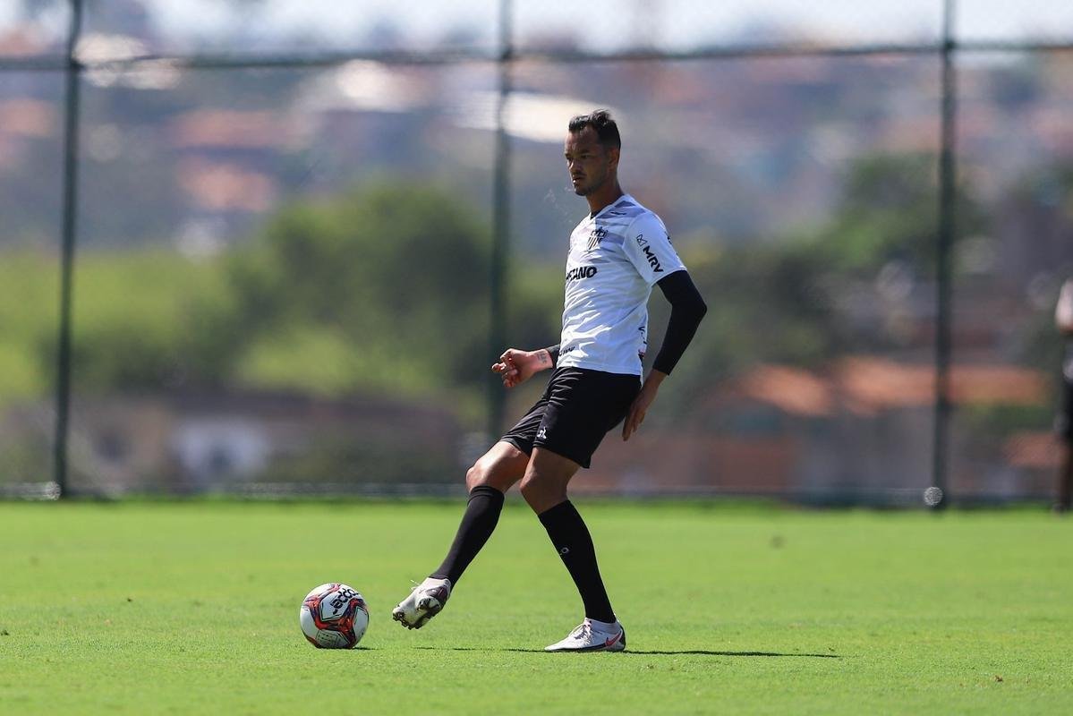 Fotos do coletivo entre profissionais e sub-20 do Atltico