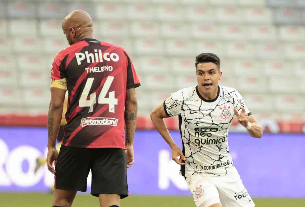 Du Queiroz com o domínio da bola em jogo contra o Flamengo