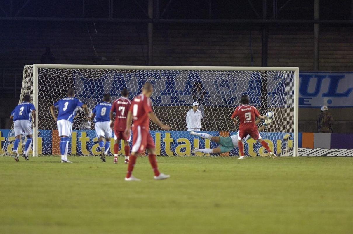 Em 2008, F�bio fez uma bela defesa de p�nalti cobrado por Nilmar, e ajudou o Cruzeiro na briga pelo t�tulo nacional. O clube celeste acabou a competi��o em 3� lugar.