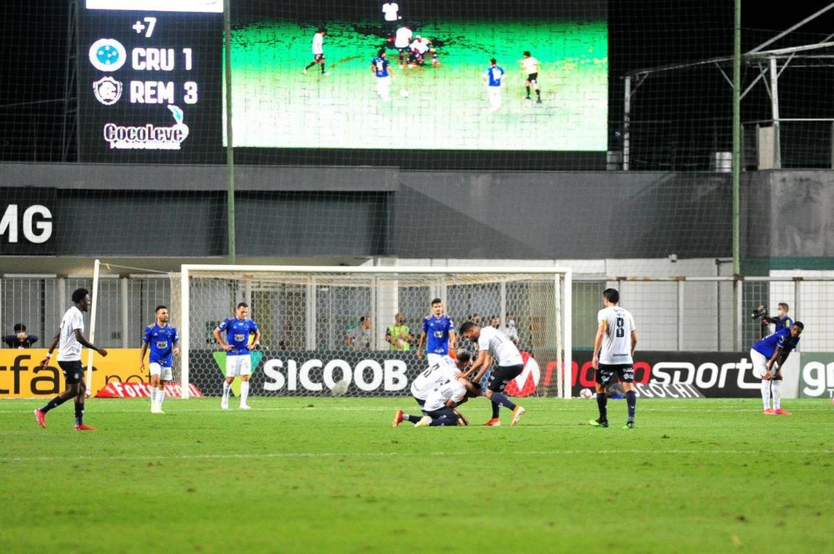 Cruzeiro leva dois gols no fim e perde para o Remo no Independncia, por 3 a 1, pela Srie B