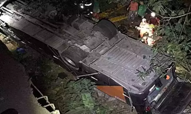 Acidente deixou ônibus com o teto colado no chão