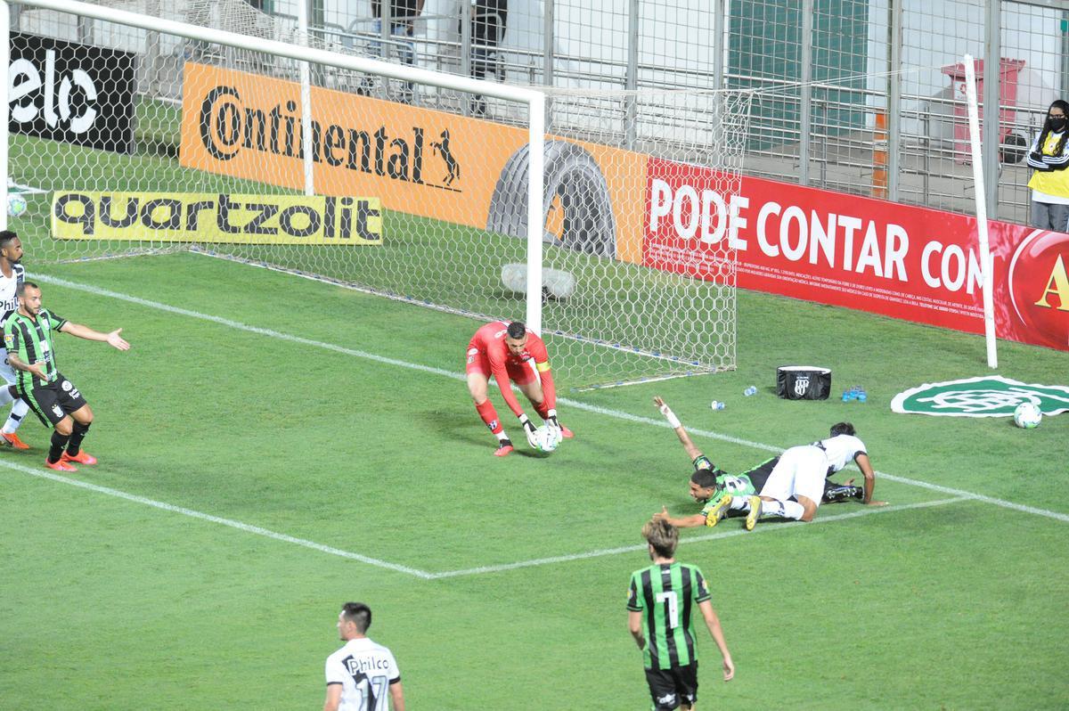 Rodolfo, de pnalti, marcou o terceiro gol do Amrica sobre a Ponte Preta