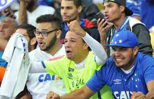 Torcedores do Cruzeiro foram da tenso  euforia no Mineiro, em noite emocionante
