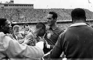 Pel chora no ombro de Gilmar e  acarinhado por Djalma Santos.  O Brasil sagrou-se campeo da Copa do Mundo de 1958, realizada na Sucia