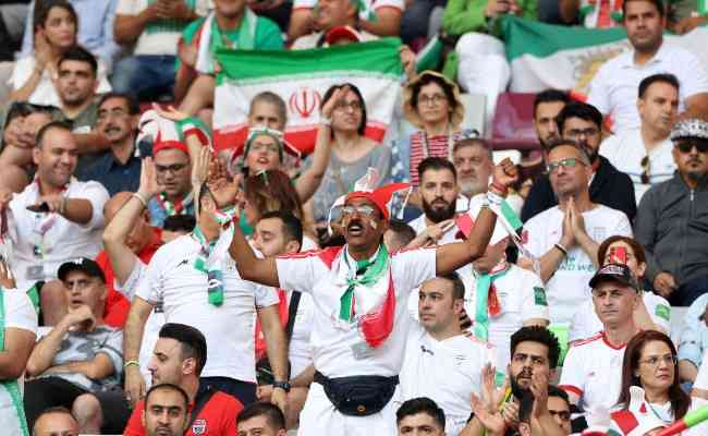 Jogadores iranianos so vaiados pela torcida por no cantar hino
