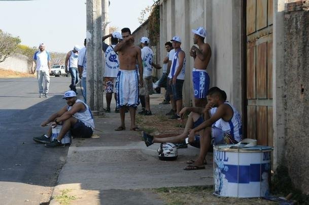Integrantes da Mfia Azul protestaram na tarde desta tera, na porta da Toca II