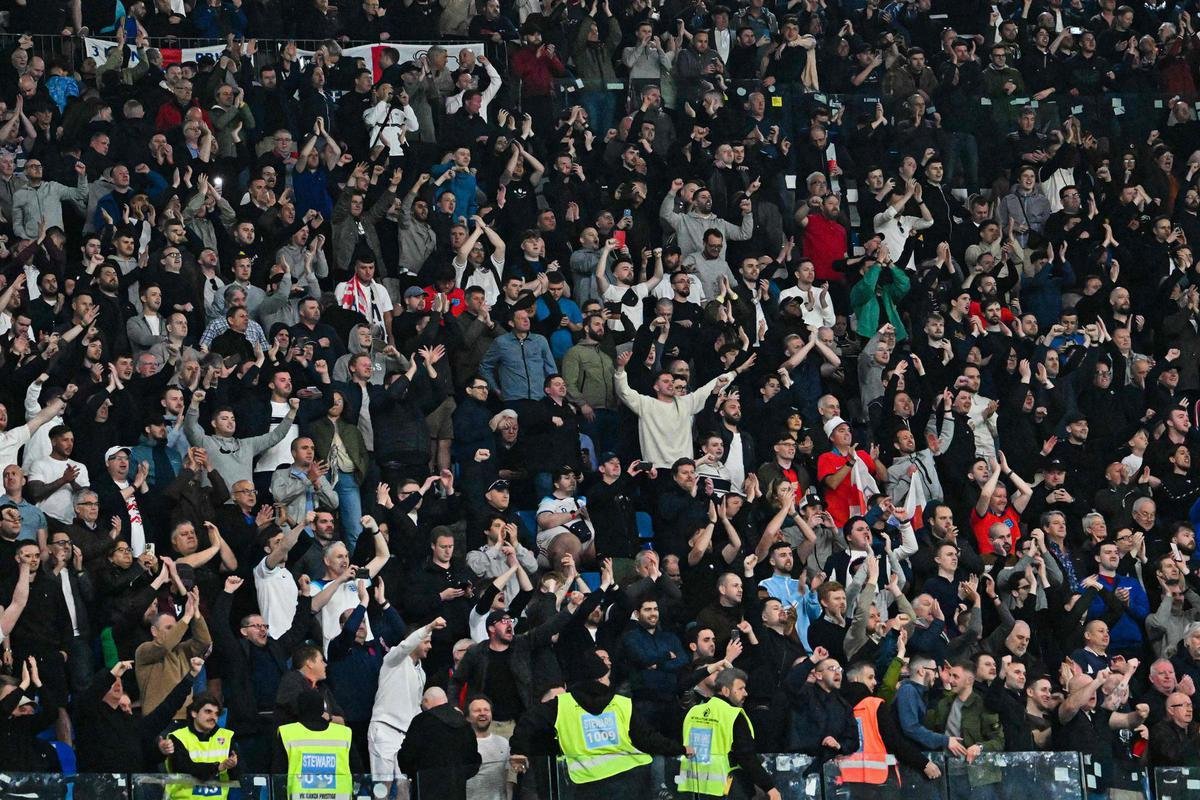 Itlia e Inglaterra se enfrentaram no Estdio Diego Maradona, em Npoles, pelo Grupo C das Eliminatrias da Eurocopa
