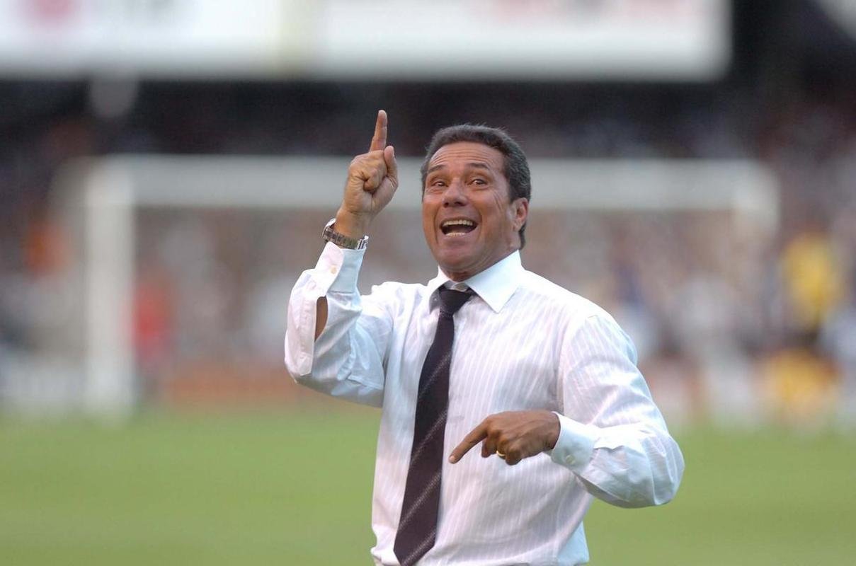 20 de fevereiro de 2010 -  Em 2010, quando estava no comando do Atltico, Luxemburgo perdeu o clssico por 3 a 1 para o Cruzeiro, pelo Mineiro, e foi provocado e vaiado pelos cruzeirenses. Tcnico esboou uma 'banana' para os cruzeirenses, mas alegou que estava dizendo que tinha 'sangue nas veias'. 'Em momento algum dei uma banana aos torcedores, pelo contrrio, bati no brao mostrando que aqui tem sangue na veia e dignidade profissional. Porque hoje eu sou Galo e exercerei minha funo com a mesma dignidade e competncia que um dia eu ofereci a eles', disse Luxemburgo em seu blog depois da polmica reao.