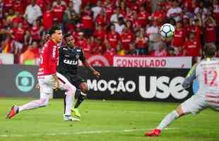 Galo derrotou Internacional no Beira-Rio com gols de Cazares e Terans; D'Alessandro descontou de pnalti