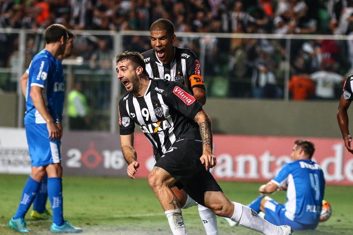 Depois do empate sem gols no jogo de ida das oitavas de final de 2016, na Argentina, o Atltico recebeu o Racing em jogo tenso no Independncia. O Galo abriu o placar com Carlos, mas Lisandro Lpez empatou ainda na etapa inicial. Depois de muita luta, o Alvinegro marcou o gol da vitria por 2 a 1 com Lucas Pratto e conseguiu a classificao.