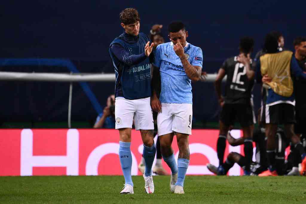 Jogadores do Lyon comemoram classificao, enquanto atletas do City so consolados em campo