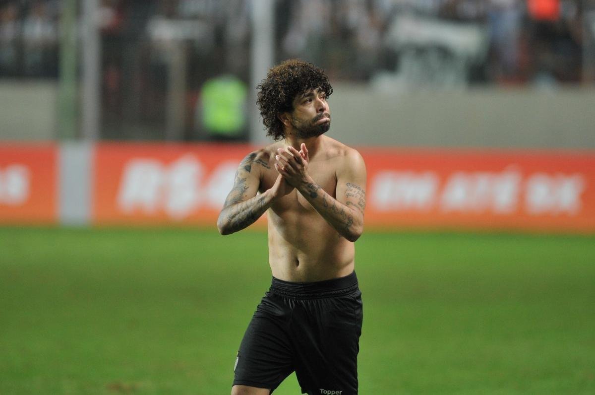 Galo virou no segundo tempo com gols de Rger Guedes e Luan. 