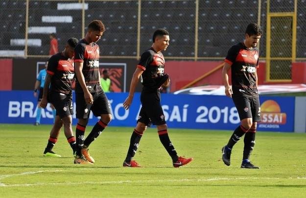 Vitória derrotou Atlético por 1 a 0, no Barradão, com gol de Léo Ceará