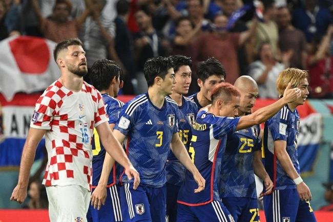 Lances da partida entre Japo e Crocia, pelas oitavas de final da Copa do Mundo.