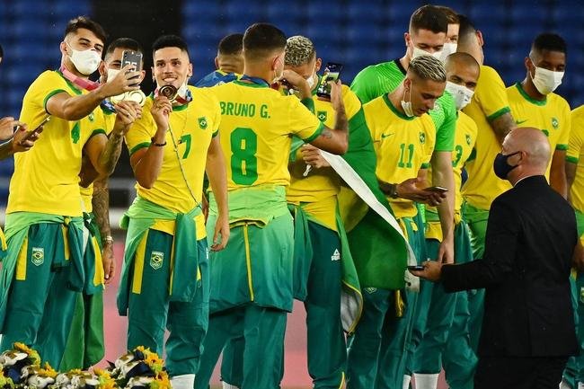 Jogadores da Sele��o Brasileira recebem a medalha de ouro pela conquista ol�mpica no futebol
