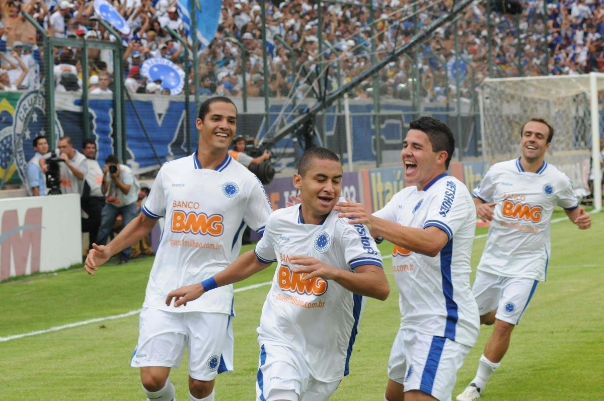 A camisa reserva de 2011, marcada pela vitória de 6 a 1 sobre o Atlético, não tinha o V e era toda branca. O número frontal foi retirado tanto do uniforme principal quanto do reserva.
