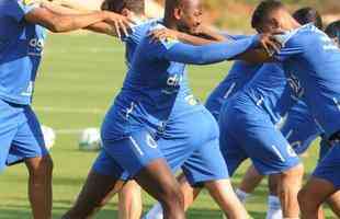 Cruzeiro fez nesta segunda-feira  tarde, na Toca da Raposa II, o ltimo treino em Belo Horizonte antes da partida contra o Internacional, quarta, no Beira-Rio, pela semifinal da Copa do Brasil. O tcnico Rogrio Ceni deve escalar Fbio; Edilson, Ded, Fabrcio Bruno (Leo) e Egdio (Dod); Henrique e Robinho; Marquinhos Gabriel; Thiago Neves e David; Pedro Rocha. Servindo  Seleo Colombiana, Orejuela est fora do jogo.