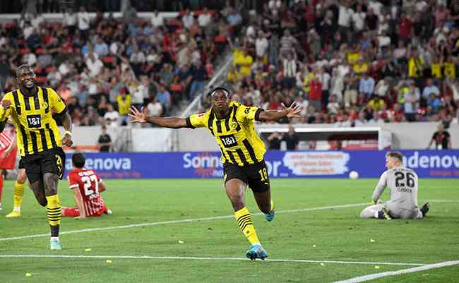 Borussia Dortmund schlägt Freiburg und gewinnt erneut in Deutschland