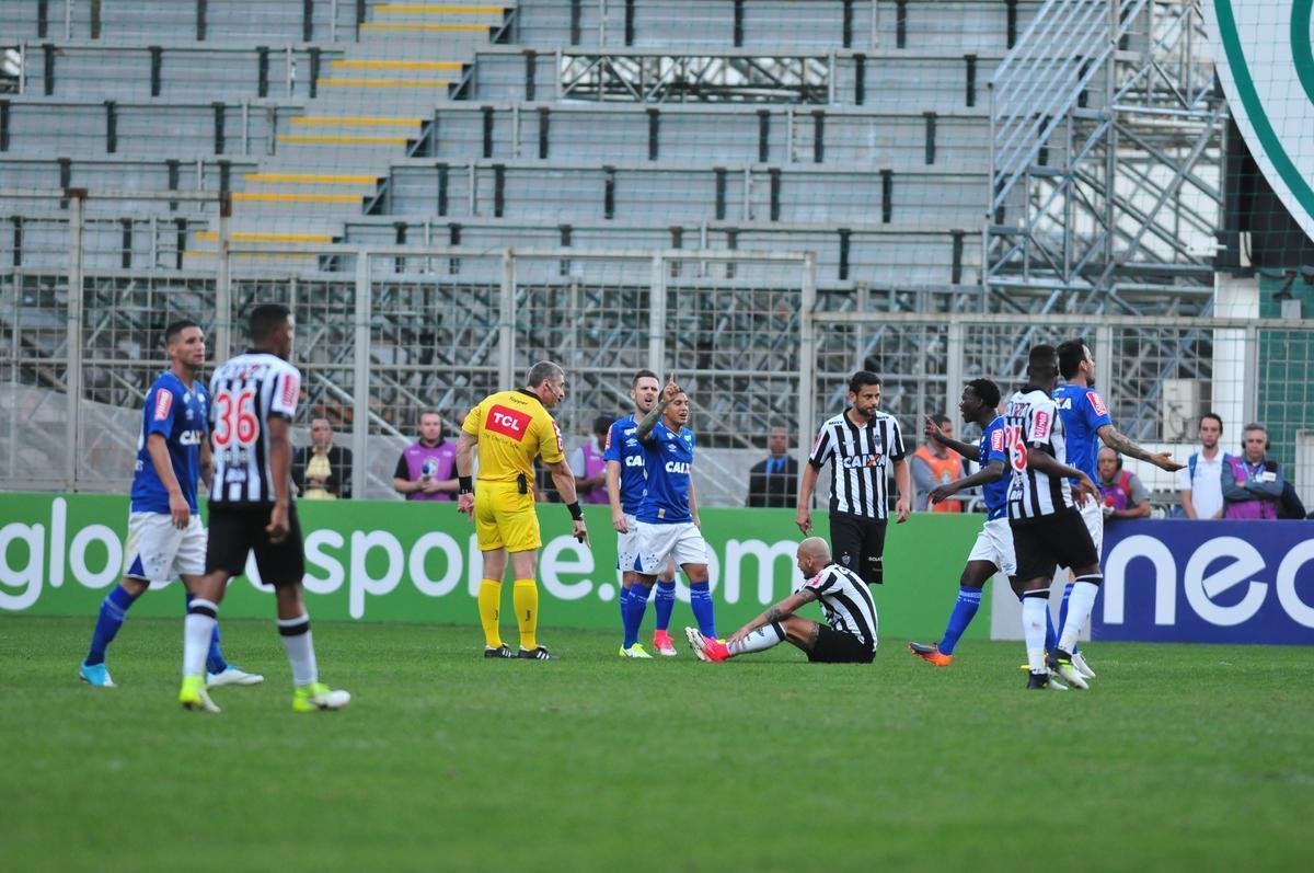Cazares marcou belo gol de falta, e goleiro cruzeirense Fbio nem se mexeu