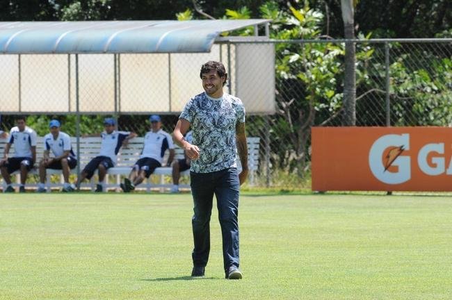 Negociado com o Guangzhou Evergrande, da China, meia-atacante se despediu dos companheiros