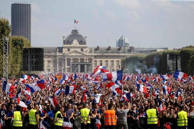 Franceses lotaram ruas de Paris e regi�o da Torre Eiffel durante a decis�o da Copa do Mundo