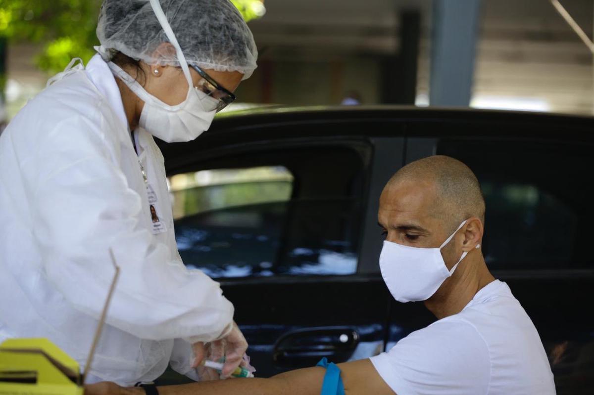 Iniciando o processo de retorno às atividades, o Sport realiza na manhã desta quinta-feira, na Ilha do Retiro. a testagem em todo o corpo de profissionais que terão acesso ao CT. Serão 93 exames da Covid-19 para jogadores, comissão técnica, funcionários e staff.