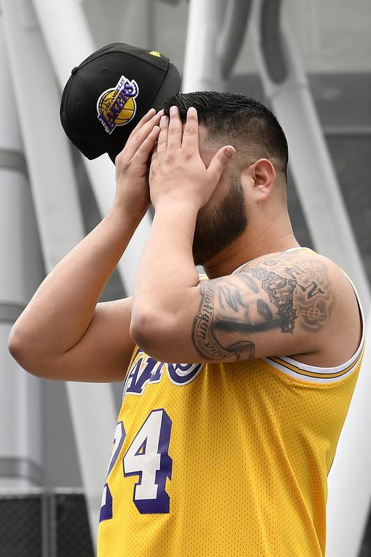 Torcedores do Lakers e amantes do basquete homenageiam Kobe Bryant