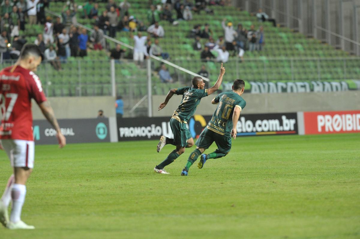 Juninho abriu o placar para o America com um golao, em chute de fora da rea: 1 a 0