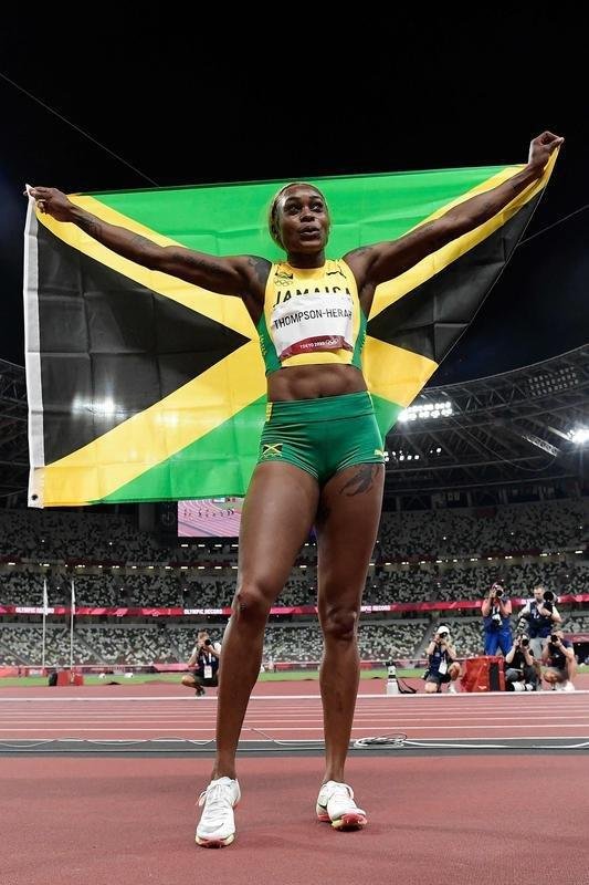 Fotos espetaculares da vitria da jamaicana Elaine Thompson-Herah nos 100m rasos dos Jogos Olmpicos de Tquio com o tempo de 10s61. A velocista quebrou o recorde olmpico e comandou o pdio jamaicano ao lado de Ann Fraser-Pryce, prata, e Shericka Jackson, bronze.