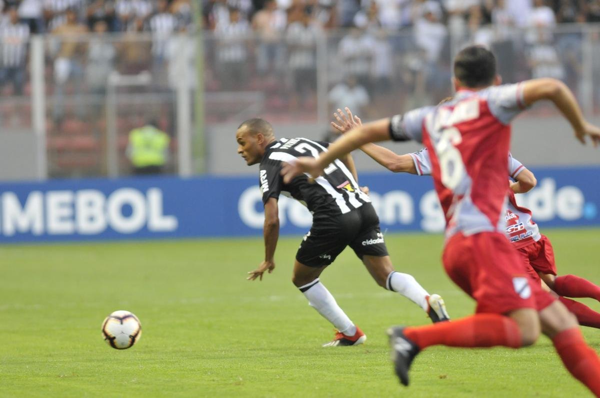 No primeiro tempo, Atltico abriu 3 a 1 no placar, com gols de Luan e Ricardo Oliveira (2)