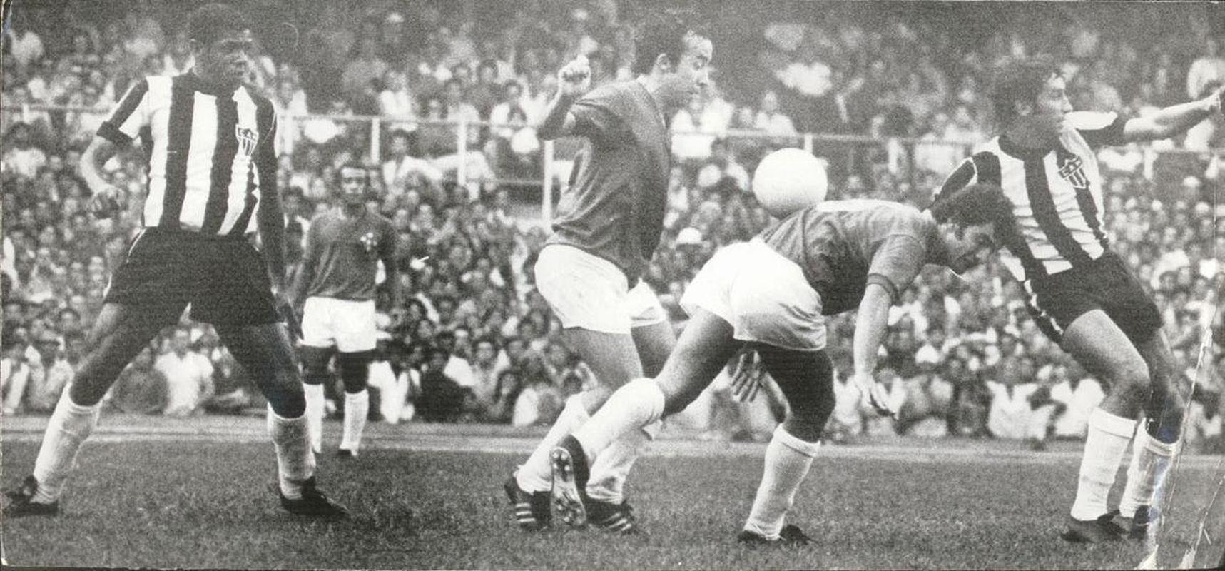 10/10/1971 - Os jogadores de futebol do Atletico, Vantuir e Grapete, e os jogadores do Cruzeiro, Dirceu no Mineiro, em Belo Horizonte. O jogo terminou empatado em 1 a 1.
