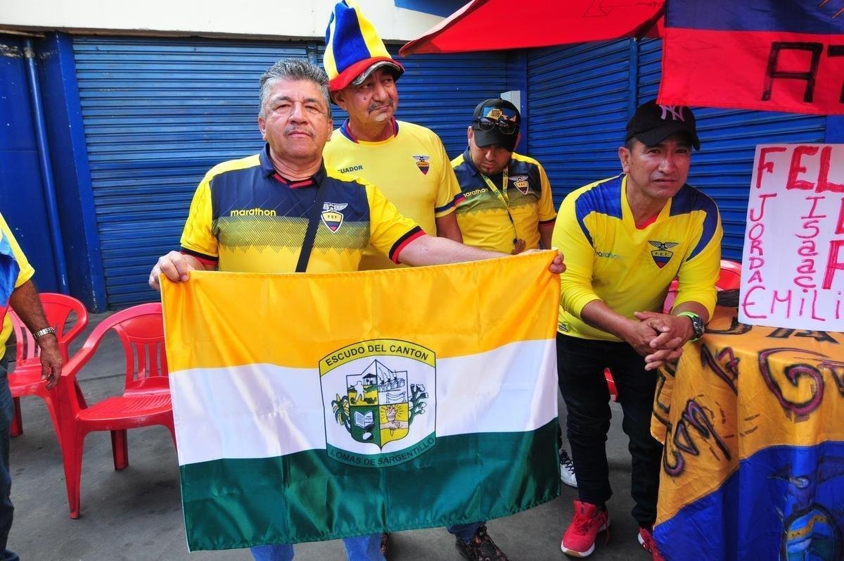 Torcedores nos arredores do Mineiro antes de Uruguai x Equador
