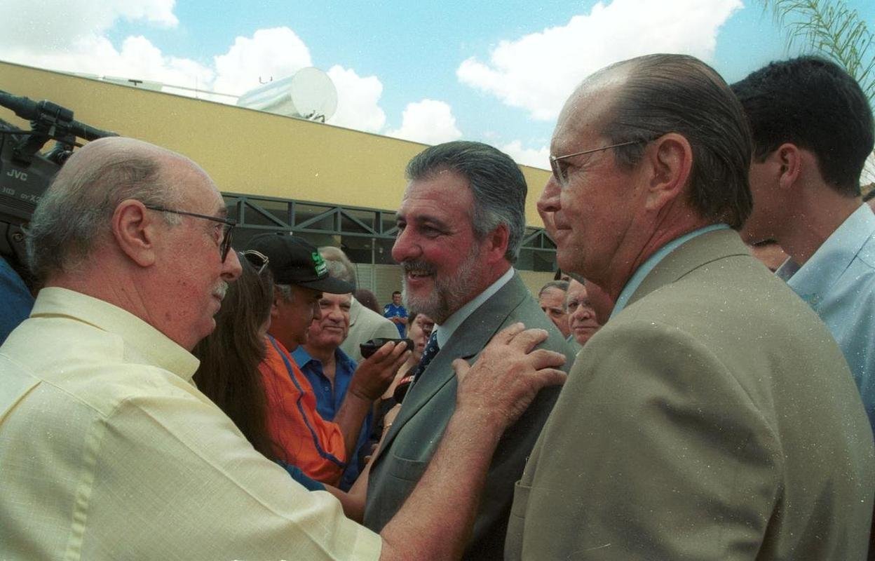 Inaugurao da Toca da Raposa II em 9 de maro de 2002. Na ocasio, presidente do Cruzeiro, Zez Perrella, recebeu figuras ilustres, como o tcnico da Seleo Brasileira, Luiz Felipe Scolari, e outras autoridades pblicas municipais, estaduais e federais