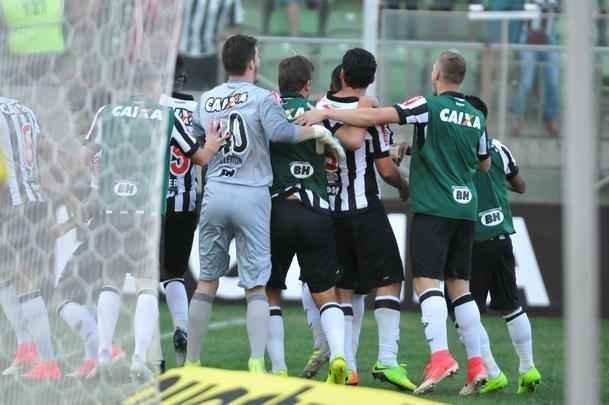 Ainda no primeiro tempo, o Atltico virou, com gols de Cazares, de falta, e Fred: 2 a 1