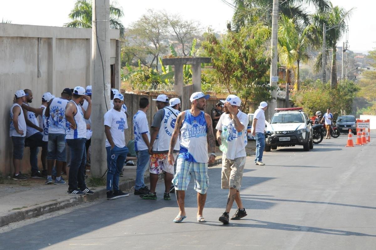 Integrantes da Mfia Azul protestaram na tarde desta tera, na porta da Toca II