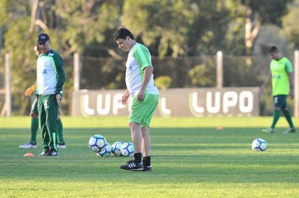 Depois de reunio com elenco e diretoria, Adilson Batista observou treino comandado por Drubscky no Amrica