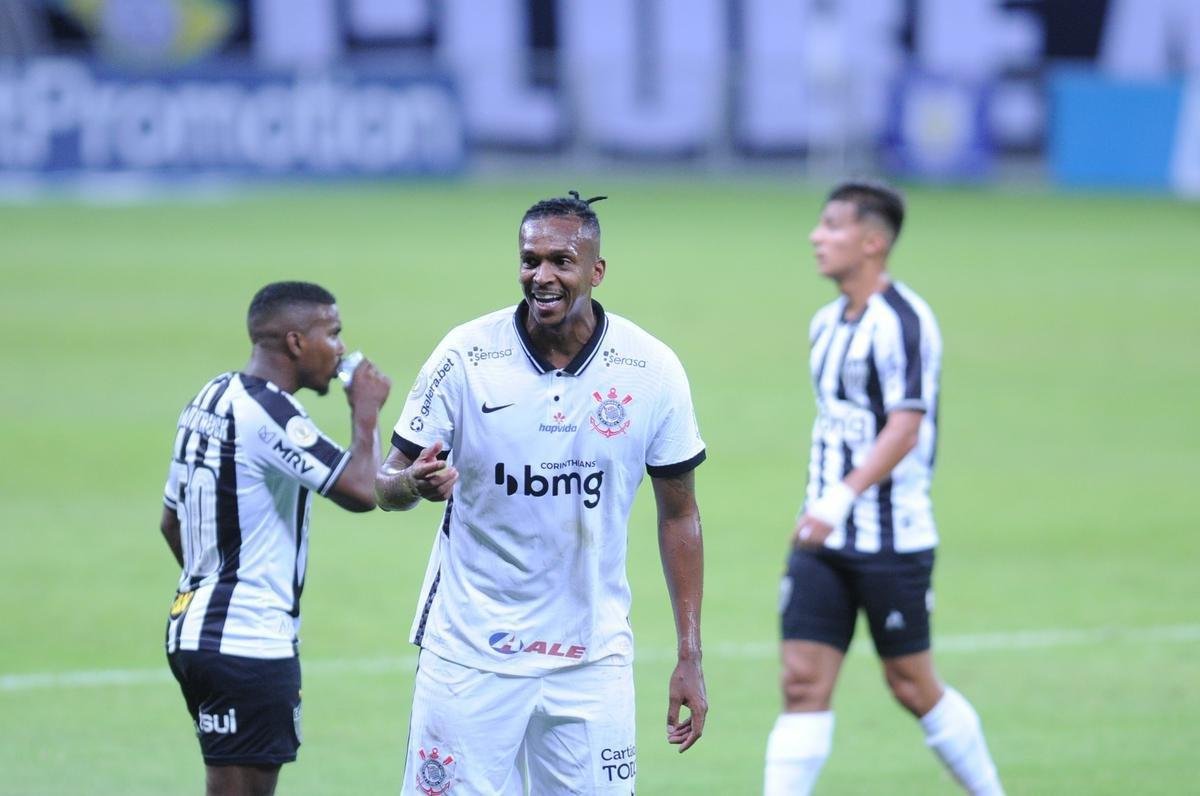 Araos marcou o segundo gol do Corinthians no Mineiro (Alexandre Guzanshe / EM DA PRESS)