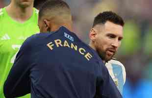 Entrada de Argentina e Frana no campo do Estdio Icnico de Lusail para a final da Copa do Mundo foi um espetculo  parte. Veja fotos do show de fogos, de luzes e da execuo dos hinos nacionais dos dois pases