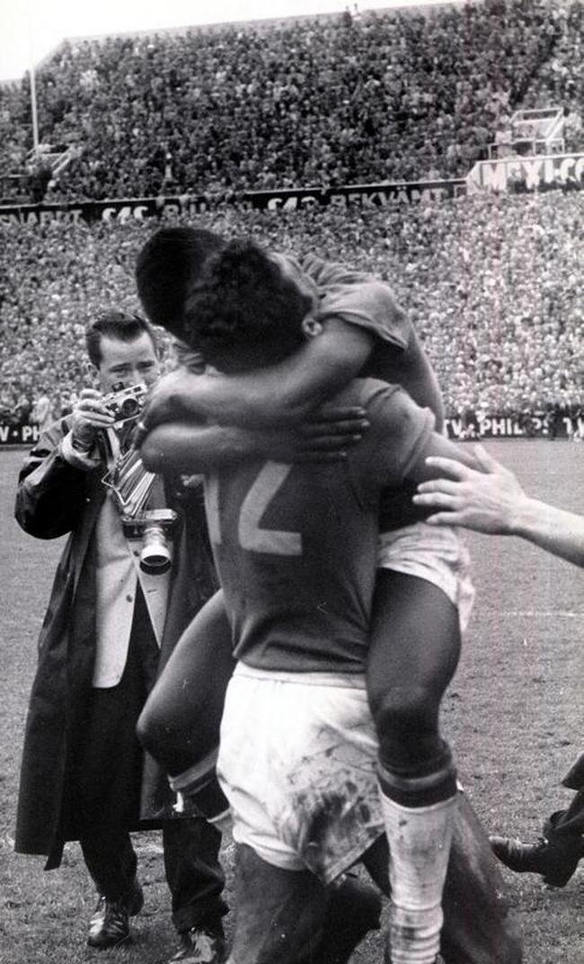 Lance do jogo entre Brasil e Suécia, pela final da Copa. O Brasil venceu por 5 a 2 e conquistou o título. No detalhe, Pelé chora nos braços de Nilton Santos.