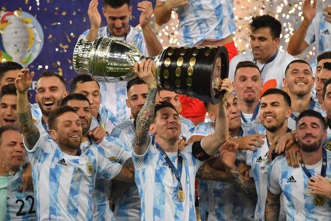 Argentina conquistou 15 ttiulo da Copa Amrica ao vencer o Brasil por 1 a 0, neste sbado, no Maracan. nico gol foi marcado por Di Mara, eleito o destaque da deciso. J o astro Lionel Messi ganhou o prmio de craque da competio.
