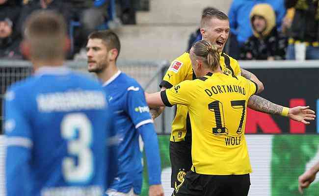 Jogadores do Dortmund vibrando com o gol da vitria